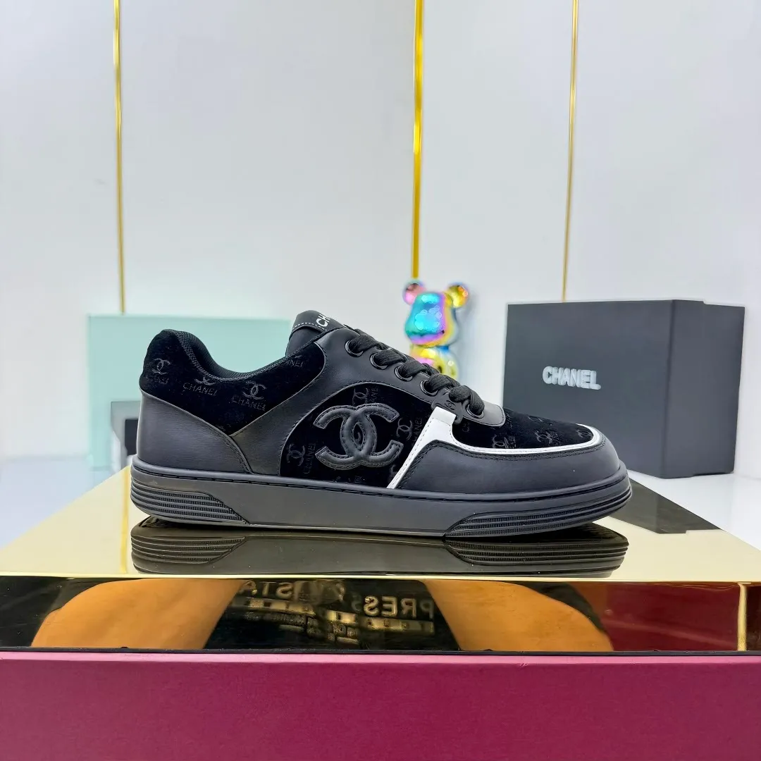 👟👟Ex-factory price 620👟👟High quality! ! ! CHANEL Chanel 25A latest thick-soled casual sports shoes. The counter is synchronized. The counter is very popular. It is a shoe that is very difficult to buy. The most popular thick-soled casual shoes on the Internet. As you can imagine, the most popular thick-soled casual shoes can not be missed. It has both good looks and comfort. Simple and versatile. The thick sole increases the height and is super versatile. Whoever wears it will look better. Upper: cowhide stitching. Lining: breathable mesh. Outsole: TPU original outsole. Size: 35-41 👉